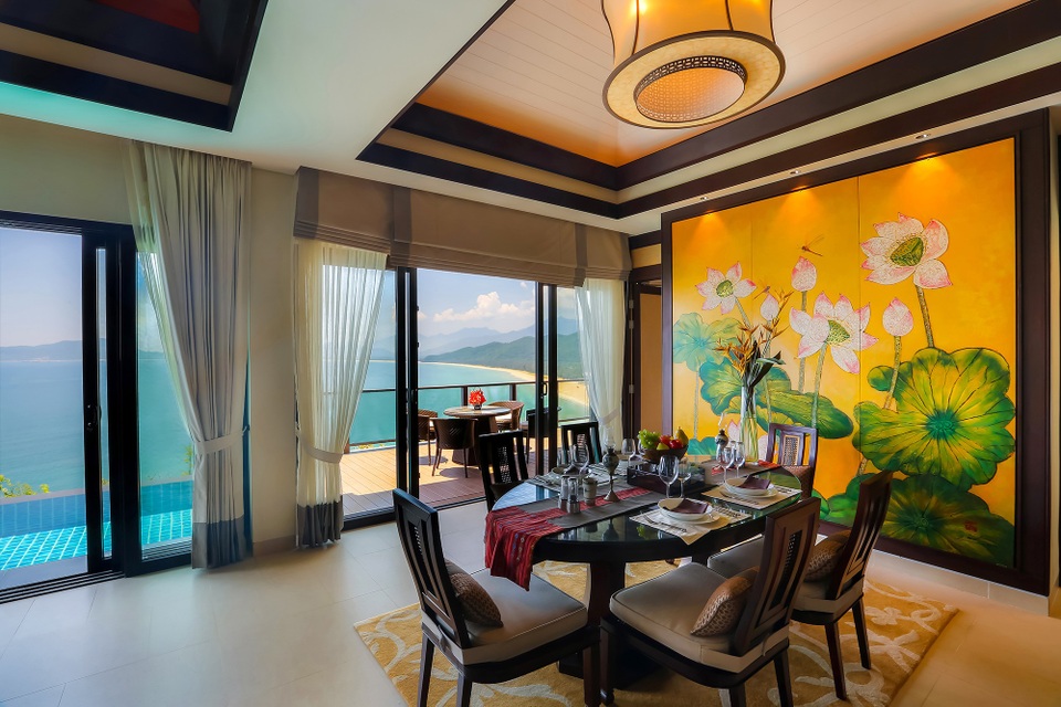 Giá trị dành cho sự phát triển bền vững của bất động sản nghỉ dưỡng cao cấp - 2
Tinh hoa của văn hoá bản địa được phát huy tối ưu trong từng góc độ thiết kế và trang trí. Mỗi biệt thự đều có kiến trúc rộng mở để đón nguồn năng lượng trong lành từ thiên nhiên.