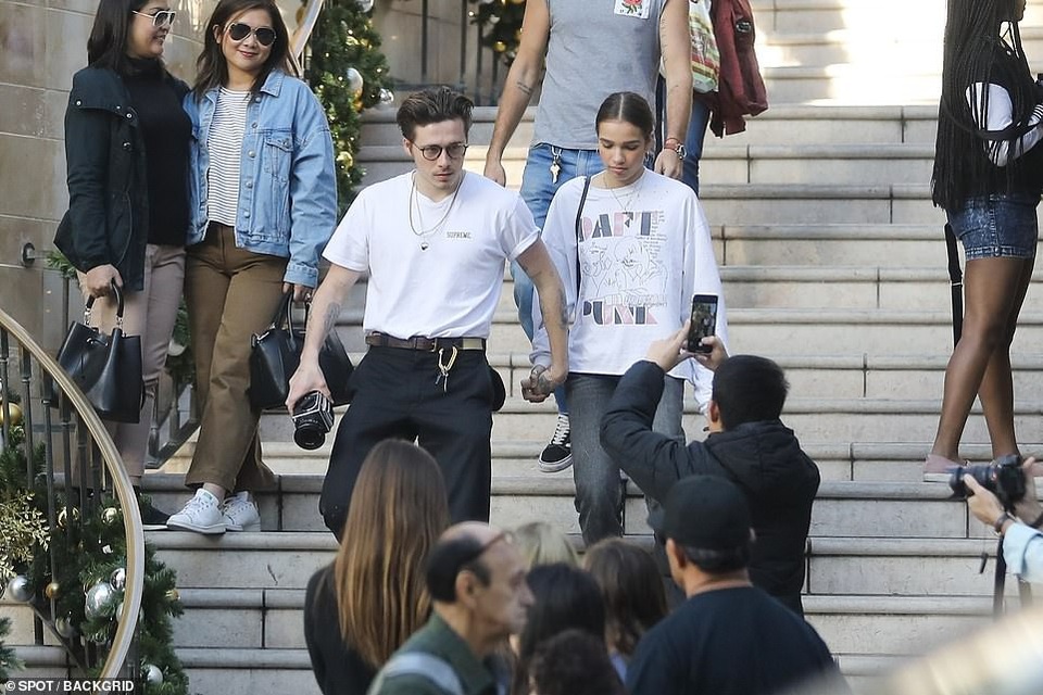 Brooklyn Beckham có bạn gái mới - 10
Nhiều người nhận ra cậu cả nhà Beckham trên phố