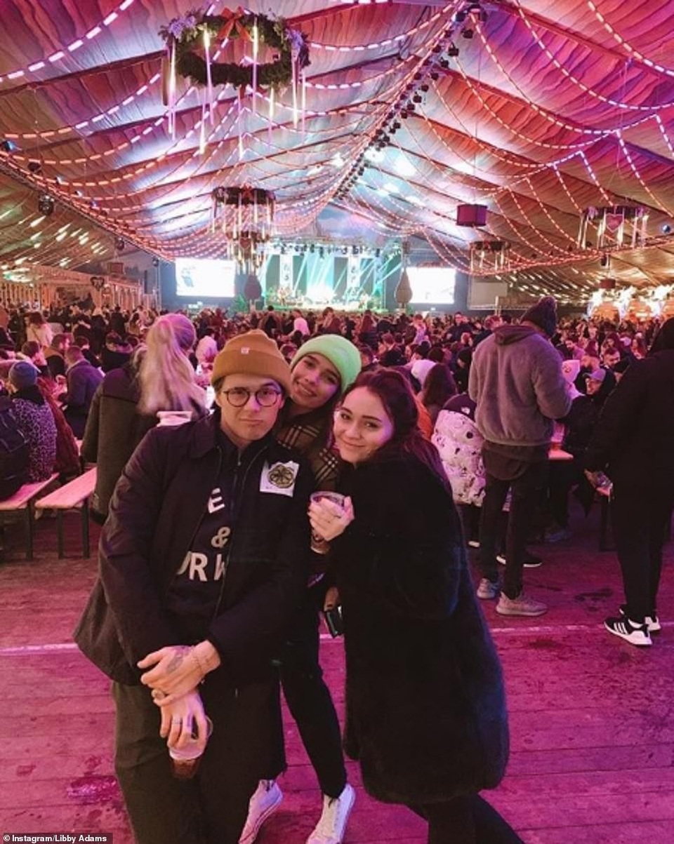 Brooklyn Beckham có bạn gái mới - 11
Brooklyn cùng bạn gái mới đi chơi với chị họ của anh
