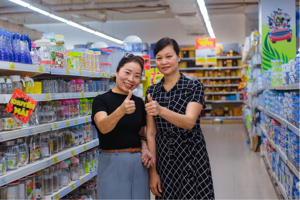 Giúp người nội trợ mua sắm với giá thấp - 2
Chị Bùi Thị Quỳnh Hoa và Trần Anh Thơ khách hàng thân thiết của Big C Vinh: “Hàng hóa của Big C chất lượng, rẻ, đẹp, đa dạng, nhiều mẫu mã.”