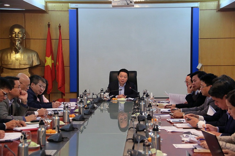“Đau đầu” xử lý phế liệu nhập khẩu tồn đọng tại các cảng biển - 1 Bộ trưởng Trần Hồng Hà chủ trì cuộc họp (Ảnh: Khương Trung).