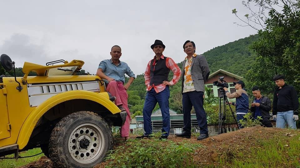 Sự thật việc Chiến Thắng đòi mua bảo hiểm 1 tỷ mới chịu đóng hài Tết - 2 Đạo diễn Trần Bình Trọng, NSND Trung Hiếu và NSƯT Quang Tèo trong phim Đại gia chân đất.