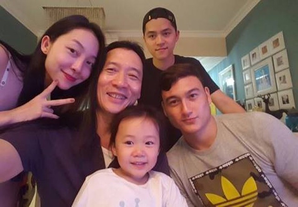 Dàn chị em “cực phẩm” nhà thủ môn “Lâm Tây” và “chim công làng múa” Linh Nga - 12 NSND Đặng Hùng cũng bày tỏ sự tự hào về người cháu trai của mình: “Con sinh ra tại Moscow và được thừa hưởng những gì tốt đẹp nhất của hai đất nước Việt Nam và Nga”. “8 năm trôi qua với bao thăng trầm vất vả và đó cũng là thời gian thử thách của con. Không ít lần bố con mình đã phải vất vả bởi những chấn thương của con và bởi những khó khăn vất vả mà không ai có thể giúp con được ngoài bố con mình”.