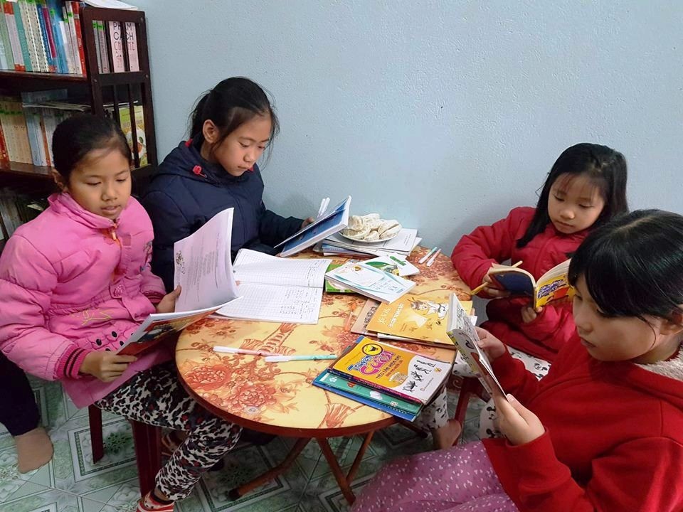 Thầy giáo làng say mê “truyền lửa” văn hóa đọc cho học sinh - 5 Hoạt động được ít tháng nhưng đến nay tủ sách của thầy giáo làng đã có hơn 10.000 lượt mượn sách, hàng trăm độc giả ruột.