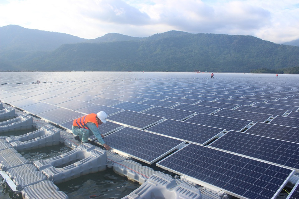 
Cán bộ theo dõi dự án điện mặt trời Đa Mi kiểm tra các tấm pin năng lượng mặt trời. (Ảnh: Thành Đạt)
