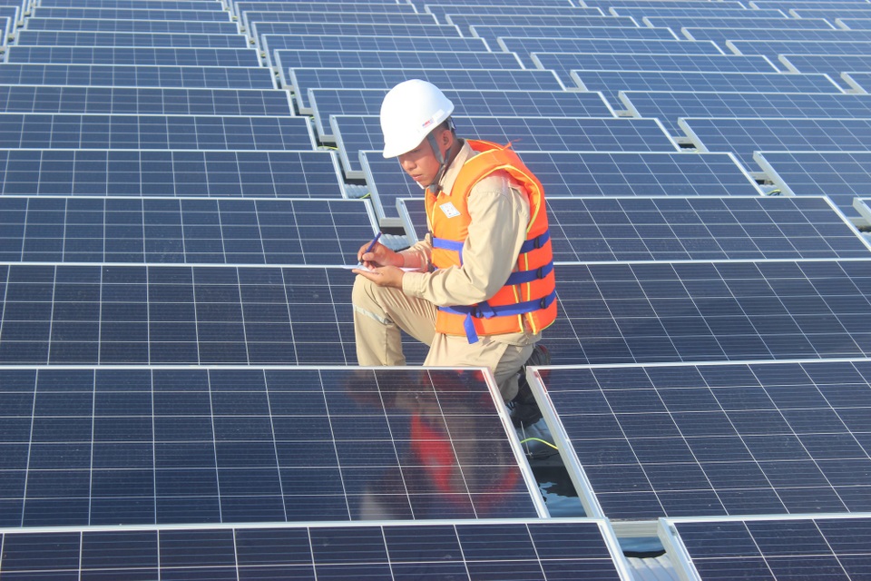 
Nhà máy điện mặt trời nổi Đa Mi dự kiến phát điện đợt đầu tiên vào tháng 1/2019. (Ảnh: Thành Đạt)
