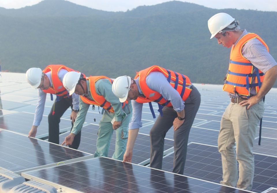 
Ông Koen Duchateau cùng các cán bộ của phái đoàn Liên minh châu Âu tại Việt Nam trực tiếp xem xét các tấm pin năng lượng mặt trời nhà máy điện mặt trời nổi Đa Mi. (Ảnh: Thành Đạt)
