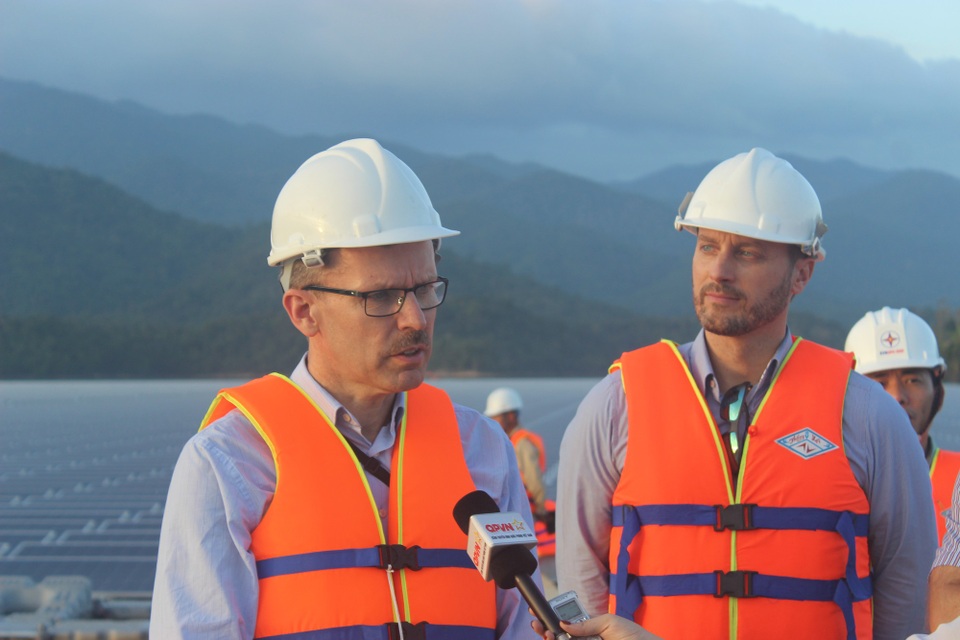 
Trưởng ban Hợp tác Phát triển thuộc Phái đoàn Liên minh Châu Âu tại Việt Nam Koen Duchateau (trái) trả lời phỏng vấn báo chí. (Ảnh: Thành Đạt)
