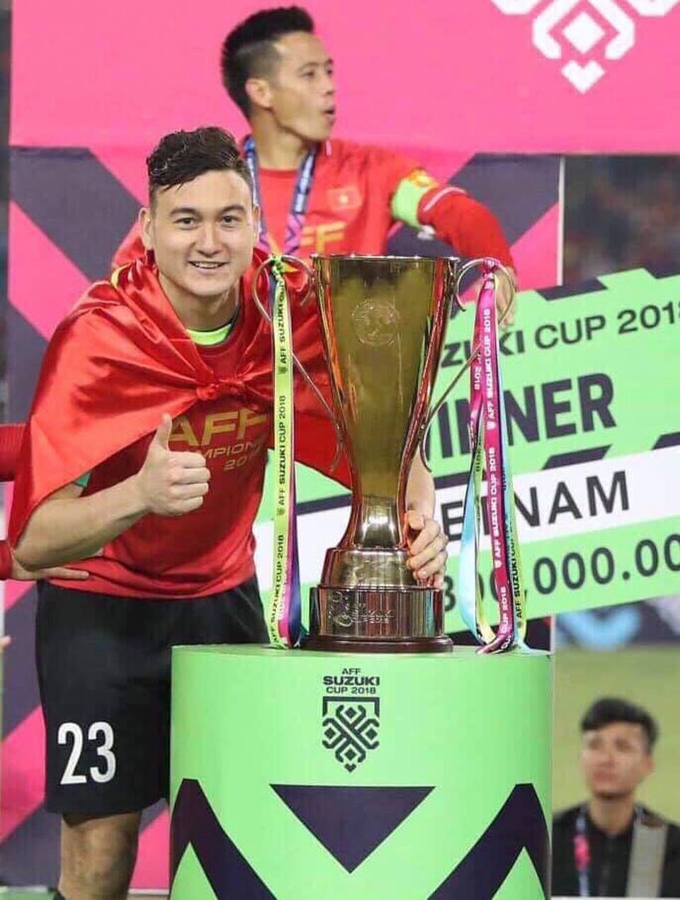 Dàn chị em “cực phẩm” nhà thủ môn “Lâm Tây” và “chim công làng múa” Linh Nga - 1 Sau chiến thắng của đội tuyển Việt Nam tại AFF Cup 2018, cái tên Đặng Văn Lâm được khán giả ca ngợi bởi tinh thần “chiến đấu” quả cảm, không để lọt lưới nhà. Anh cùng các đồng đội của mình đã mang về vinh quang cho bóng đá Việt Nam sau 10 năm chờ đợi chiếc cúp vô địch AFF Cup.