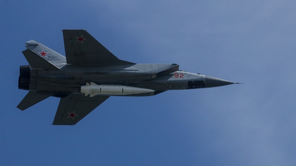 Mỹ thừa nhận không thể ngăn chặn vũ khí siêu thanh của Nga và Trung Quốc - 1 Máy bay chiến đấu MiG-31 mang tên lửa hành trình siêu thanh Kinzhal (Ảnh: Global Look Press)