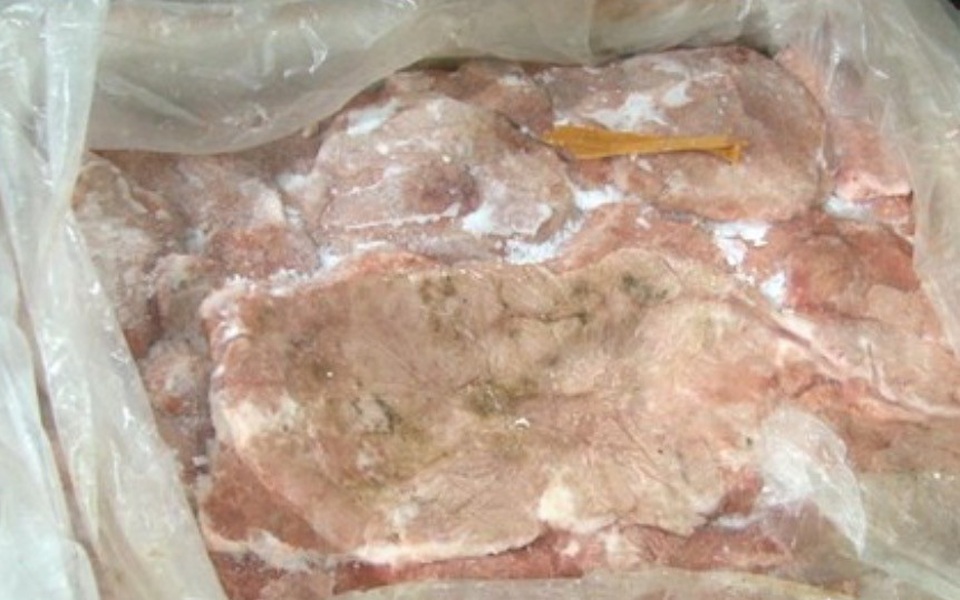 Nầm lợn mặc dù đã cấp đông nhưng vẫn mốc xanh bốc mùi hôi thối