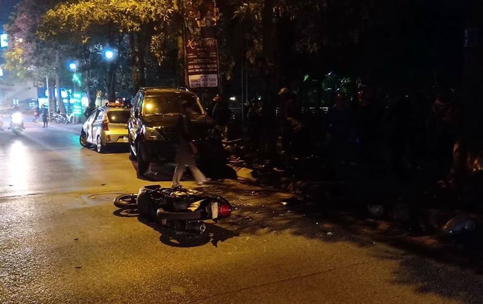 Hà Nội: Xế hộp hạng sang đâm liên hoàn khiến 6 người bị thương trên phố - 5 Hà Nội: Xế hộp hạng sang đâm liên hoàn khiến 6 người bị thương trên phố - 5