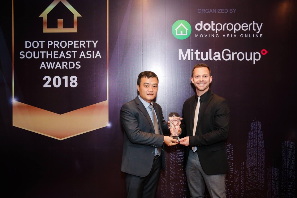 Ông Trần Anh Tú - Phó tổng giám đốc điều hành IRB Holdings thay mặt công ty nhận giải Best Innovative Developer Southeast Asia 2018 / Nhà phát triển tốt nhất khu vực Đông Nam Á