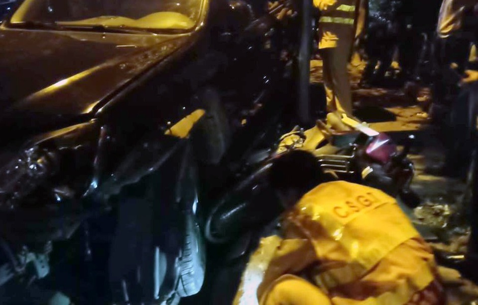 Hà Nội: Xế hộp hạng sang đâm liên hoàn khiến 6 người bị thương trên phố - 6
7 chiếc xe máy bị hư hỏng nặng nằm la liệt trên đường và vỉa hè. Nhiều mảnh vỡ từ xe máy bắn tung toé khắp nơi.