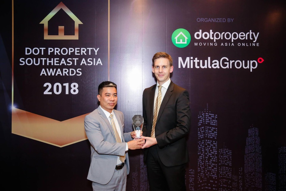 
Ông&nbsp; Nguyễn Danh Thế - Ủy viên HĐQT Công ty Thuận Phát nhận giải&nbsp; Best Luxury Resort Development Southeast Asia 2018 / Dự án khu nghỉ dưỡng cao cấp tốt nhất Đông Nam Á 2018) cho Dự Án: Phoenix Legend Ha Long Bay Hotel and Residences 
