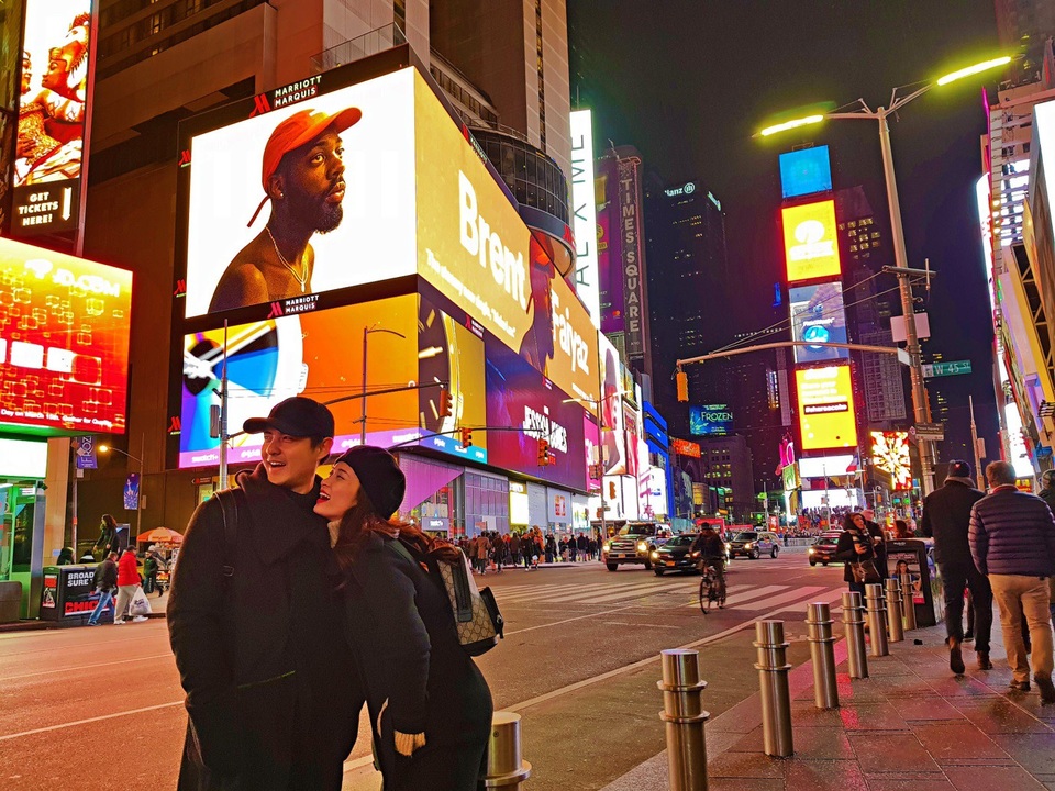 Theo chân Đông Nhi và Ông Cao Thắng khám phá nước Mỹ - 2 Trải nghiệm phút giây náo nhiệt tại Times Square – ngã tư ánh sáng thế giới. Biểu tượng của thành phố hiển hiện trong lối kiến trúc hiện đại, năng động với hàng ngàn bảng hiệu sáng choang lộng lẫy giữa trời đêm của các quán cà phê, các nhà hàng đậm phong cách châu Âu, các phòng quay MTV và sân khấu nhạc kịch diễm lệ.