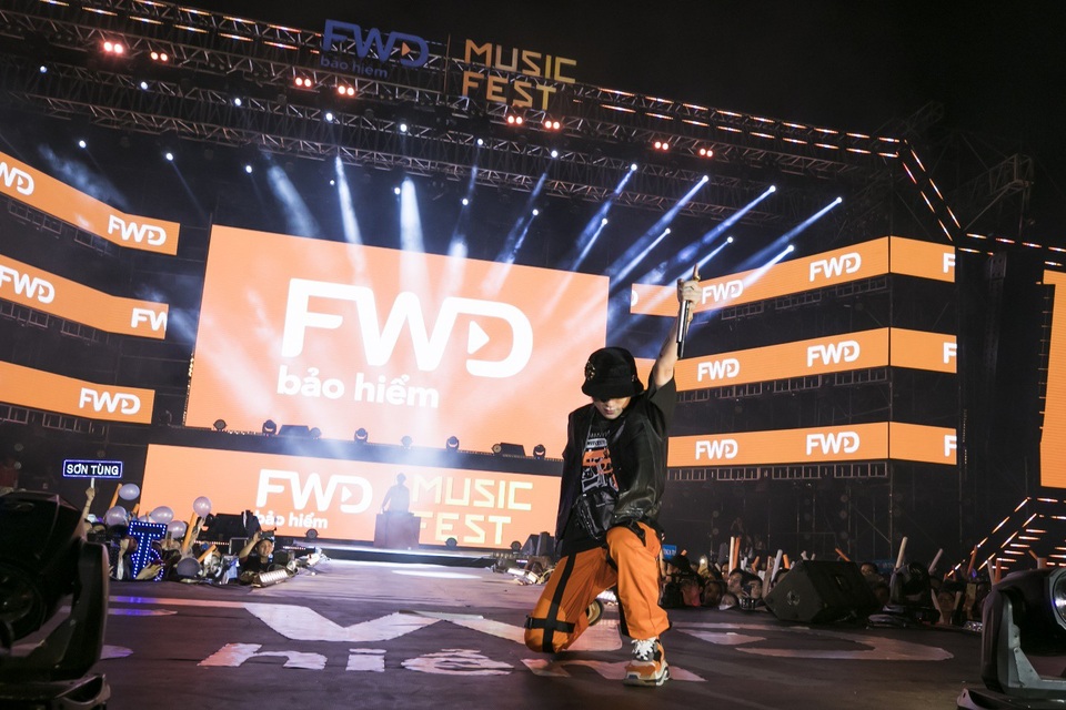 Nhiều người vẫn cho rằng BHNT chỉ nên nghĩ đến khi có con. Điều này không sai nhưng trong năm 2018, một cụm từ đình đám khác khuấy động giới trẻ chính là #sớmbảovệ. Và hẳn nhiều fan của làng nhạc chưa thể quên hình ảnh một Sơn Tùng M-TP cuồng nhiệt trên sân khấu FWD Music Fest và một Sơn Tùng M-TP chững chạc ký hợp đồng bảo hiểm cùng với status đầy tự sự: “Với tinh thần #sớmbảovệ, Tùng tự bảo vệ với một hợp đồng bảo hiểm nhân thọ. Phải biết chăm sóc và bảo vệ cho bản thân mình trước, thì mới có thể làm chỗ dựa cho người thân”. Chia sẻ tích cực này là nguồn cảm hứng cho rất nhiều bạn trẻ có cái nhìn sâu sắc hơn về việc bảo vệ bảo thân mình từ sớm để tự do theo đuổi ước mơ, thách thức mọi giới hạn của bản thân, tận hưởng trọn vẹn từng khoảnh khắc của cuộc sống.