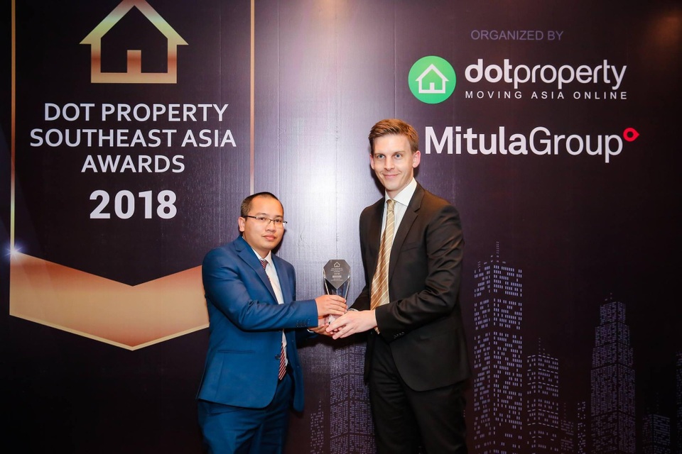 Ông Tô Đức Thiện - Phó tổng giám đốc Thuận Phát nhận giải Best Resort Architectural Design Southeast Asia 2018 / Dự án nghỉ dưỡng có thiết kế kiến trúc đẹp nhất khu vực Đông Nam Á 2018 cho Dự Án: Phoenix Legend Ha Long Bay Hotel and Residences.