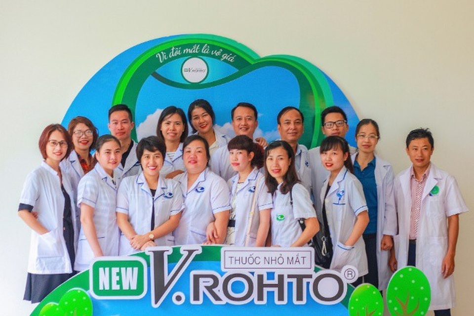 Nhìn lại hành trình “Chăm sóc mắt cộng đồng 2018” - 3 “Đôi mắt là cửa sổ tâm hồn, là cầu nối giữa thế giới nội tâm bên trong và thế giới bên ngoài của mỗi người. Chính vì vậy, chúng tôi tổ chức chương trình “Chăm sóc mắt cộng đồng” với hy vọng mọi đôi mắt Việt đều được chăm sóc và bảo vệ đúng cách. Sự ủng hộ và hưởng ứng của người dân đối với chương trình là lời cổ vũ lớn nhất dành cho ban tổ chức. Chúng tôi hy vọng sẽ viết tiếp hành trình thành công trong những năm tiếp theo.” Đại diện từ công ty Rohto-Mentholatum Việt Nam chia sẻ.