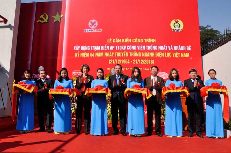 Các đại biểu Lãnh đạo Thành Phố, EVN và EVN HANOI cắt băng khánh thành công trình trạm biến áp 110kV công viên Thống Nhất và nhánh rẽ