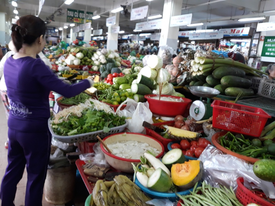 Đà Nẵng: Mưa lớn kéo dài, giá rau xanh tăng chóng mặt - 3 Trong khi rau xanh tăng giá mạnh thì giá các loại củ vẫn ổn định