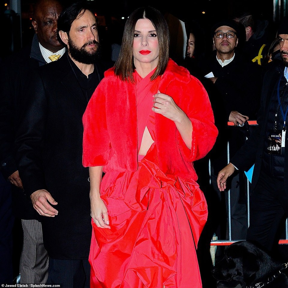 Sandra Bullock rực rỡ với váy đỏ - 1
Sandra Bullock dự công chiếu phim mới của cô Bird Box tại New York ngày 18/12 vừa qua