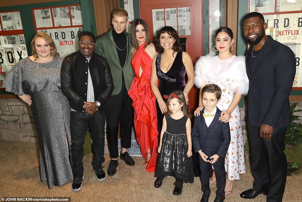 Sandra Bullock rực rỡ với váy đỏ - 7
Sự năng động là bí quyết giúp ngôi sao U60 thon gọn, cô nói: Tôi tập Pilates, kickboxing, tập tạ, và khi tôi ở nhà, tôi có thể chạy hoặc đi xe đạp, cô nói. Nếu tôi rảnh rỗi, tôi có thể tập gym hàng ngày.