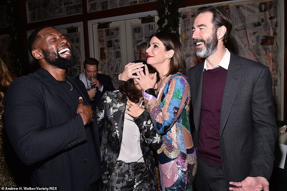 Sandra Bullock rực rỡ với váy đỏ - 9
Đoàn làm phim Bird Box vô cùng thân thiết với nhau