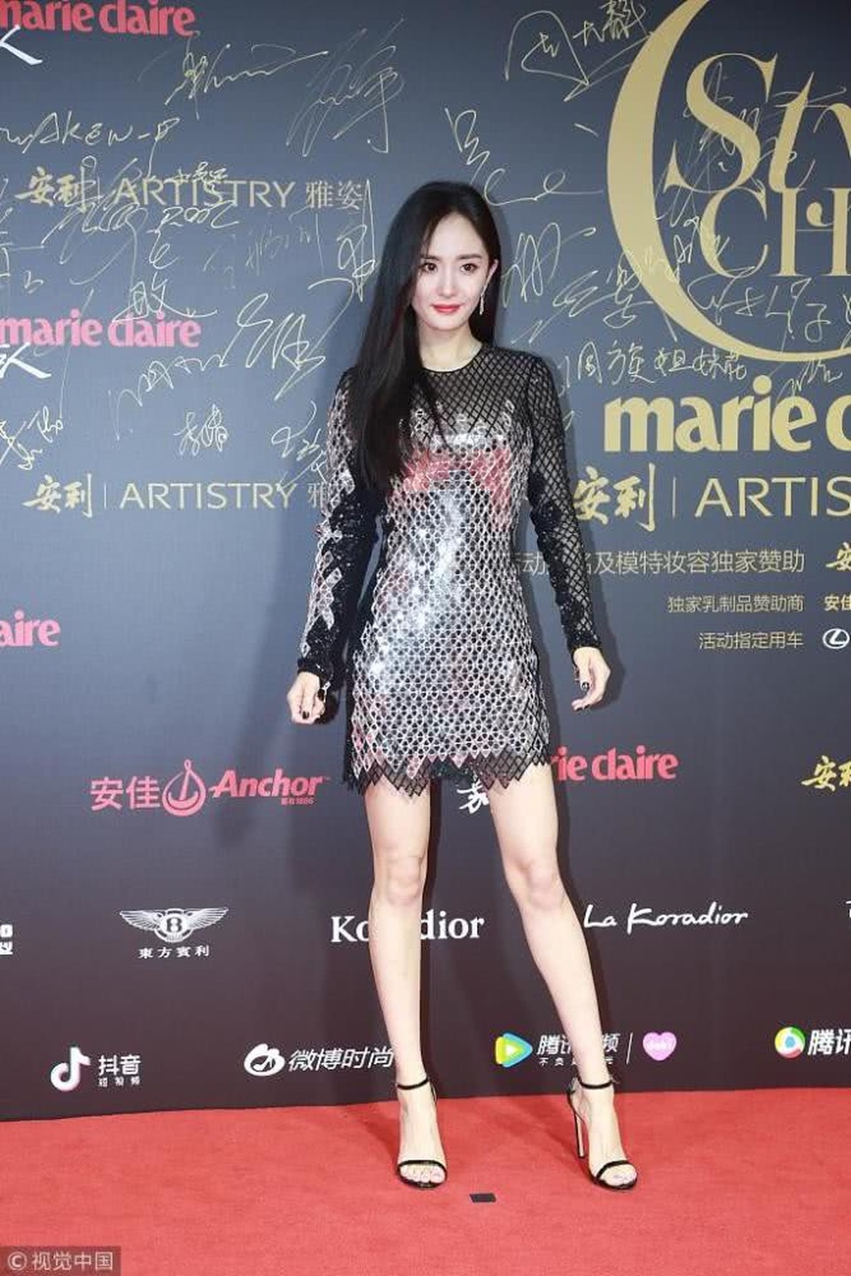 
Dương Mịch khoe chân thon trong tiết trời tâm độ. Bà mẹ một con vẫn rạng ngời và quyến rũ khi tạo dáng trên thảm đỏ.
