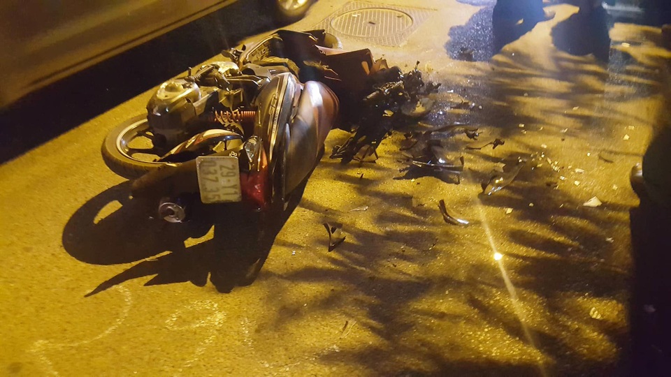 Hà Nội: Xế hộp hạng sang đâm liên hoàn khiến 6 người bị thương trên phố - 2 Hà Nội: Xế hộp hạng sang đâm liên hoàn khiến 6 người bị thương trên phố - 2