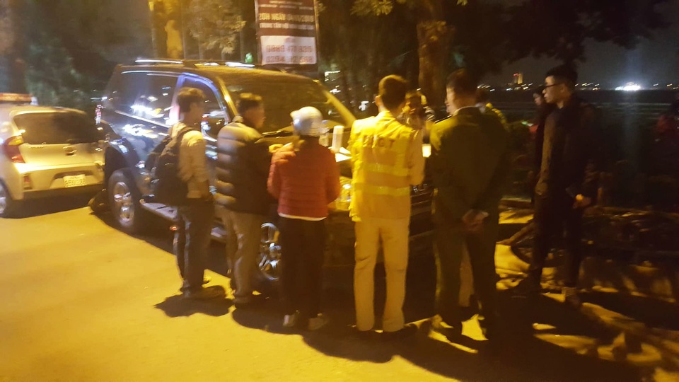 Hà Nội: Xế hộp hạng sang đâm liên hoàn khiến 6 người bị thương trên phố - 4 Lực lượng CSGT cùng lực lượng chức năng đang lập biên bản vụ việc.