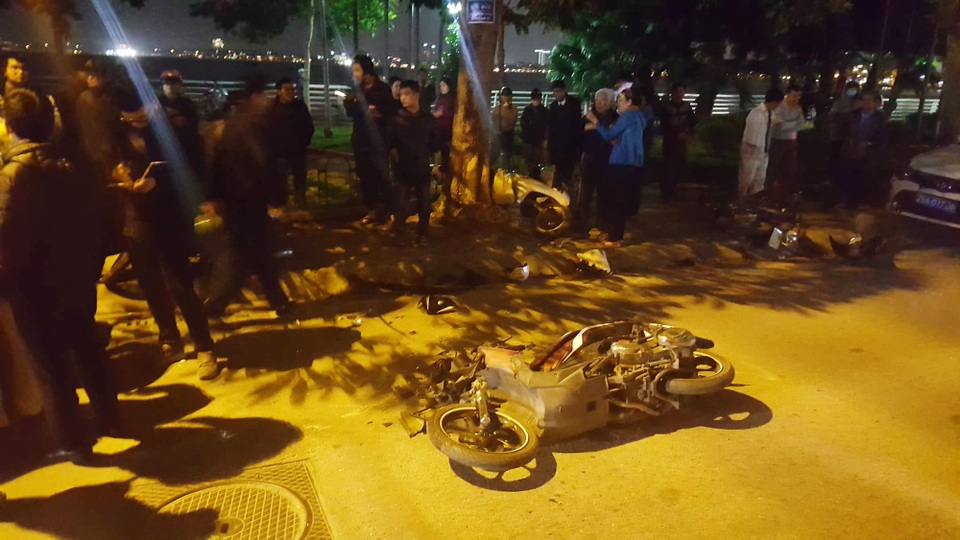 Hà Nội: Xế hộp hạng sang đâm liên hoàn khiến 6 người bị thương trên phố - 3 Tại hiện trường nhiều xe máy nằm la liệt trên đường.