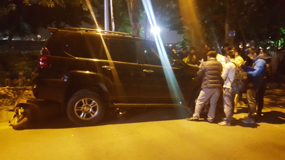 Hà Nội: Xế hộp hạng sang đâm liên hoàn khiến 6 người bị thương trên phố - 1 Chiếc ô tô Lexus gây tai nạn liên hoàn trên đường Trích Sài (Tây Hồ, Hà Nội).