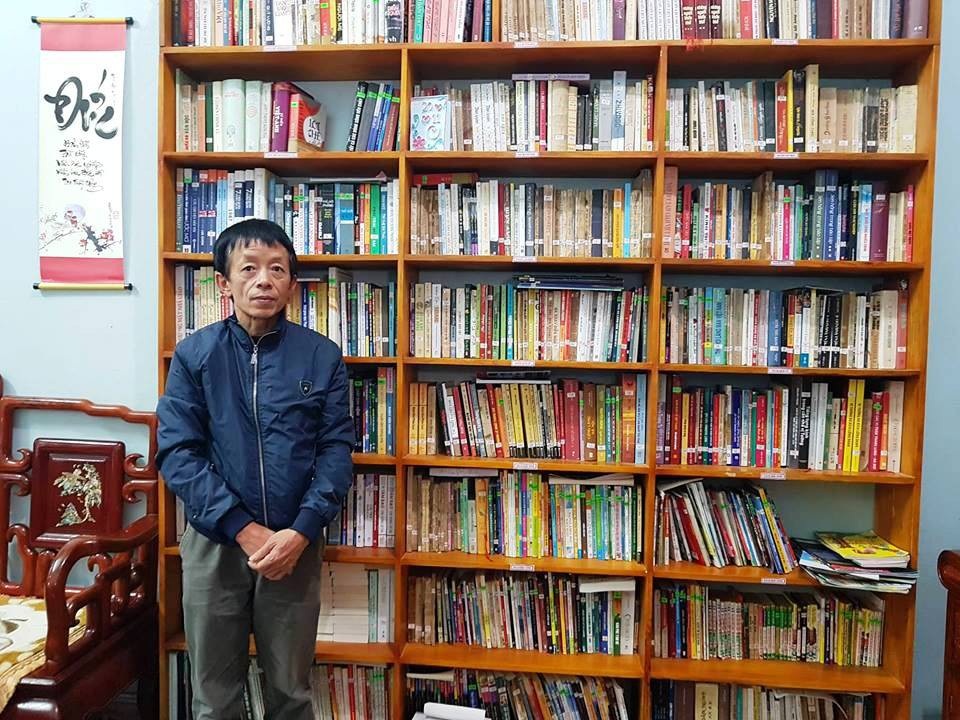 Thầy giáo làng say mê “truyền lửa” văn hóa đọc cho học sinh - 1 Thầy Đông cùng tủ sách gia đình phục vụ miễn phí các em học sinh và người dân.