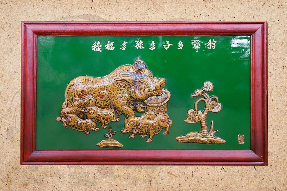 Tranh Tam Quý gốm - quà tặng ý nghĩa dịp Tết 2019 - 2
Tranh Tam Quý - Đa tử, Đa tôn, Đa phúc lộc mang đậm ý nghĩa văn hóa dân gian Việt Nam.