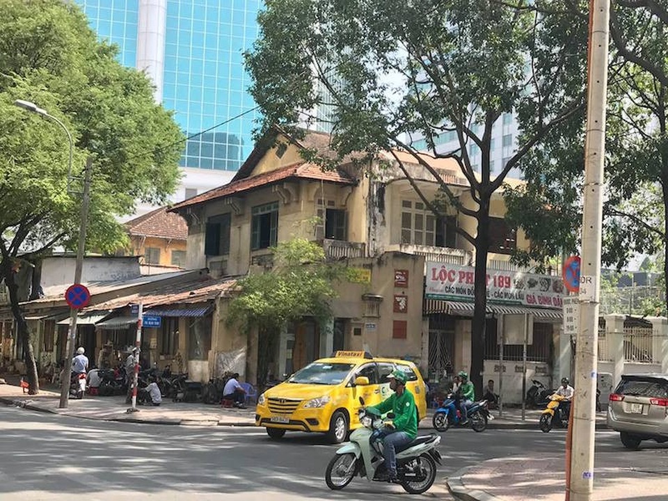 Thêm một phi vụ "hô biến" đất vàng công sản ở TPHCM - 1 Theo người dân, mức giá đền bù chỉ 125 triệu/m2, trong khi giá thị trường tại khu tập thể đã hơn 300 triệu/m2
