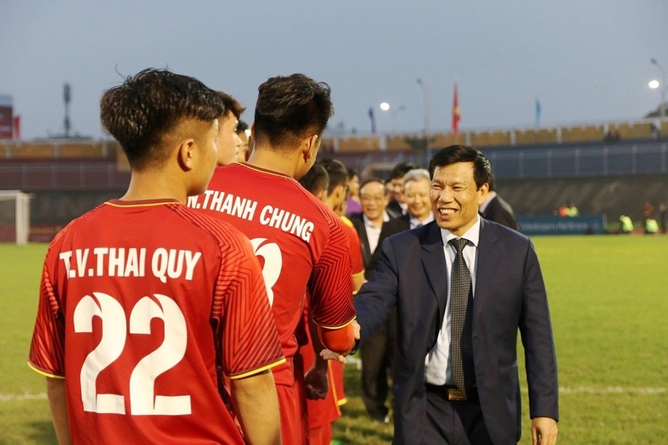 Bộ trưởng Bộ VH,TT&DL Nguyễn Ngọc Thiện bắt tay các cầu thủ U21 Việt Nam trước trận đấu