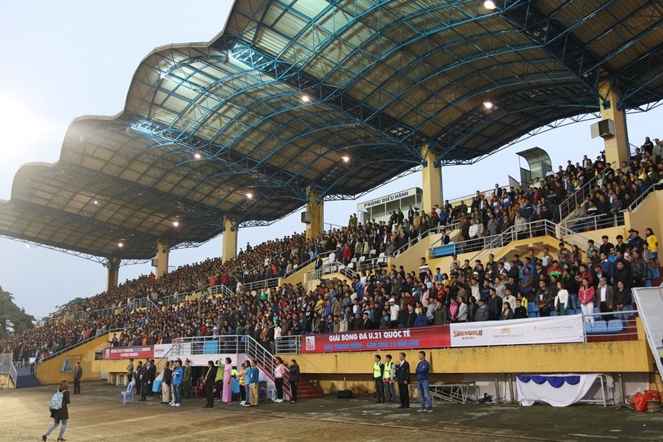 Rất đông khán giả tập trung theo dõi trận đấu. Sân vận động Tự Do đã lâu lắm rồi mới chật kín chỗ