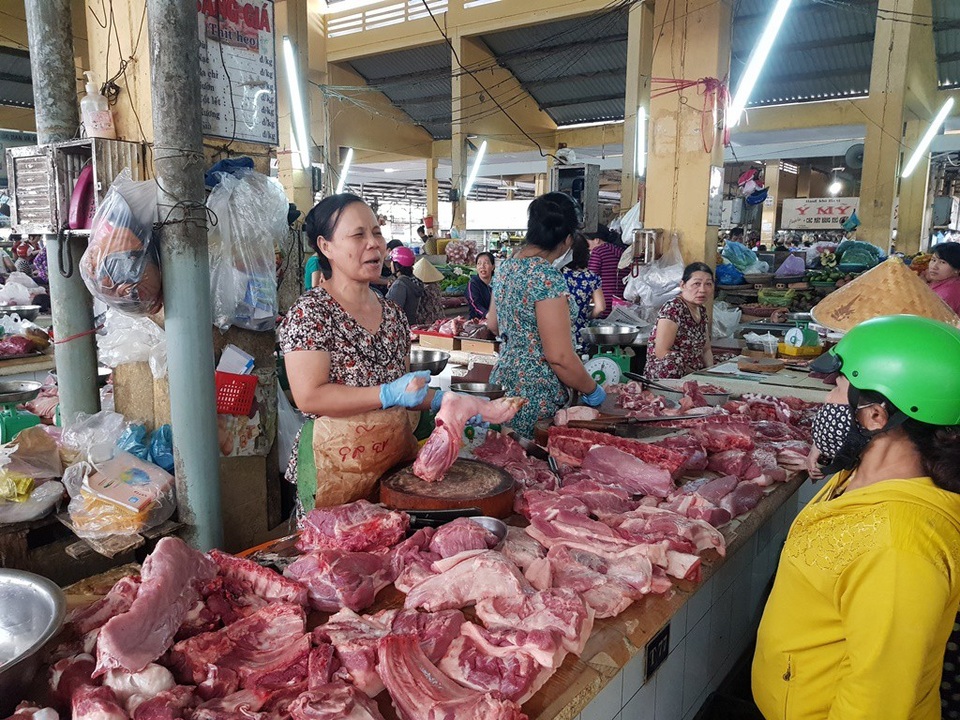 Nha Trang: Chủ lò mổ dừng phản đối, thị trường thịt heo sôi động trở lại - 1 Tiểu thương tại các chợ ở Nha Trang (Khánh Hòa) đã được cung cấp thịt heo bán trở lại sau một ngày chủ lò bất ngờ dừng mổ, sáng 19/12