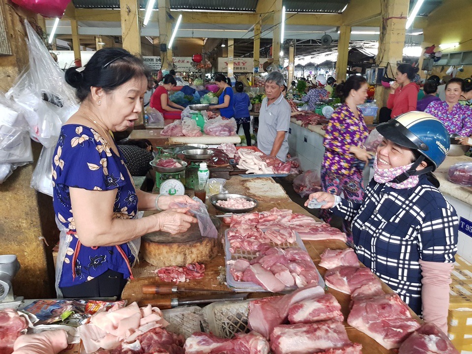 Nha Trang: Chủ lò mổ dừng phản đối, thị trường thịt heo sôi động trở lại - 2
Khoảng 50 gian hàng thịt heo ở chợ Xóm Mới, nằm ngay giữa TP Nha Trang đã có hàng bán cho người dân