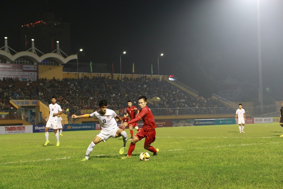 Một pha tranh chấp bóng gay cấn của đội tuyển U21 Việt Nam và U21 Myanmar