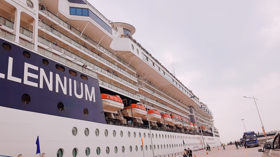 Việt Nam đón vị khách quốc tế thứ 15 triệu - 3 Tàu 5 sao Celebrity Millennium thuộc hãng tàu Royal Caribean mang theo gần 3.000 khách và thủy thủ đoàn