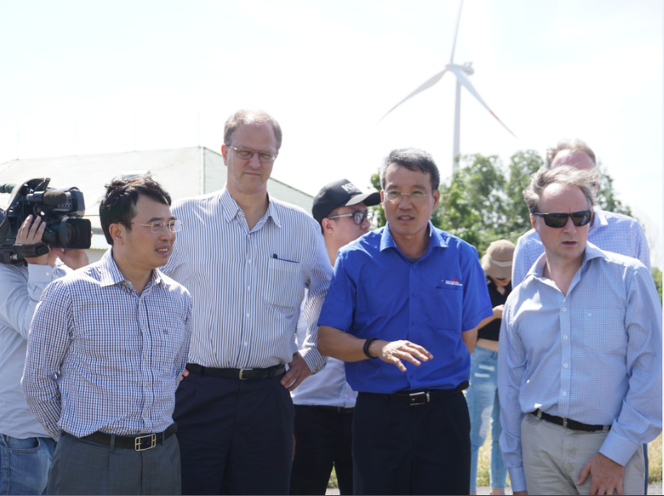 Châu Âu cam kết hỗ trợ Việt Nam khai thác tối đa năng lượng tái tạo - 1
Thứ trưởng Bộ Công Thương Hoàng Quốc Vượng cùng Đại sứ Đức tại Việt Nam Christian Berger (thứ hai từ trái sang) và Trưởng phái đoàn Liên minh châu Âu (EU) tại Việt Nam Bruno Angelet (ngoài cùng bên phải) tham quan nhà máy điện gió Phú Lạc và trò chuyện với lãnh đạo nhà máy.