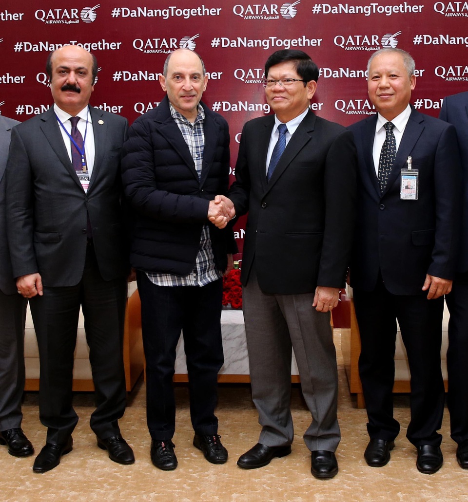 Qatar Airways lần đầu tiên hạ cánh tại Đà Nẵng, Việt Nam - 3 Tổng giám đốc Tập đoàn Qatar Airways, ông Akbar Al Baker chụp hình cùng ông Võ Công Trí, Phó Bí thư Thường trực Thành ủy, HĐND thành phố Đà Nẵng