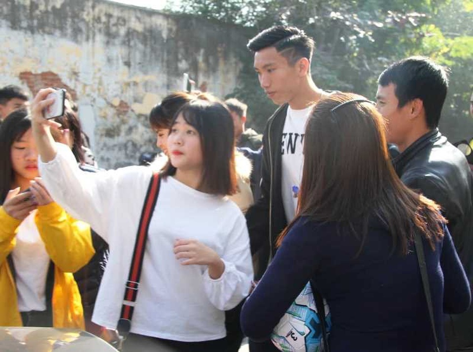 Người hâm mộ vây quanh tuyển thủ Đoàn Văn Hậu để chụp ảnh