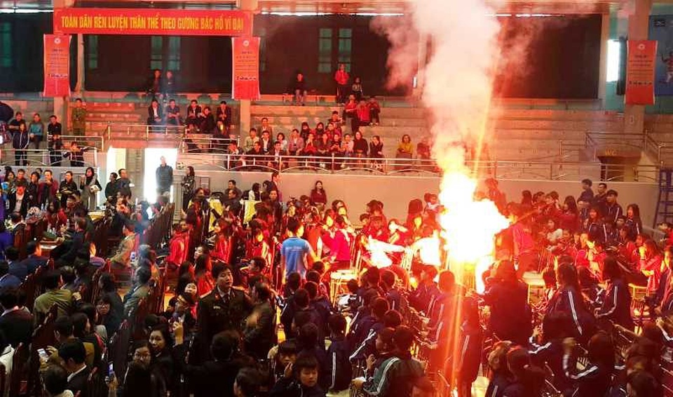 Người hâm mộ đốt pháo sáng chào mừng tuyển thủ Đoàn Văn Hậu trong buổi lễ vinh danh