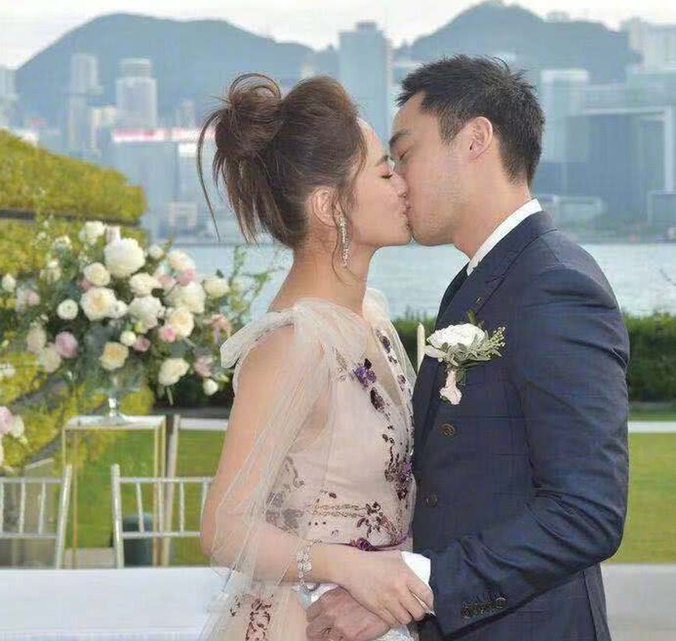 Chung Hân Đồng xinh như công chúa trong tiệc cưới ngoài trời - Ảnh 4. Chung Hân Đồng xinh như công chúa trong tiệc cưới ngoài trời - Ảnh 4.