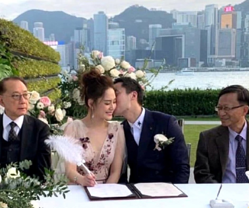 Chung Hân Đồng xinh như công chúa trong tiệc cưới ngoài trời - Ảnh 7. Chung Hân Đồng xinh như công chúa trong tiệc cưới ngoài trời - Ảnh 7.