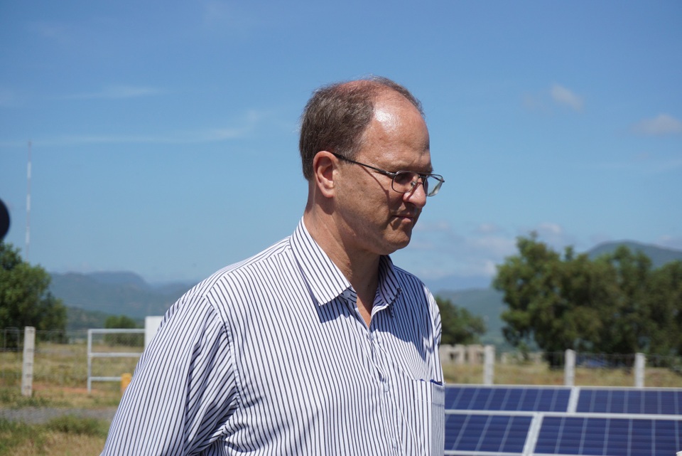 Châu Âu cam kết hỗ trợ Việt Nam khai thác tối đa năng lượng tái tạo - 2
Đại sứ Đức tại Việt Nam Christian Berger đứng cạnh các tấm pin năng lượng mặt trời.