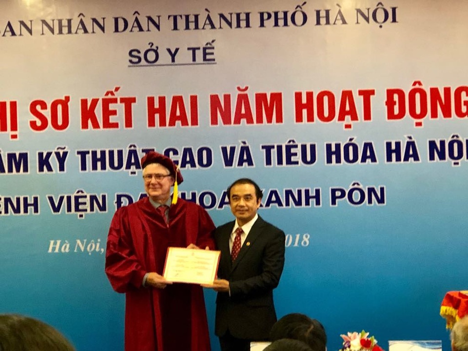 Hơn 5% người dân được sàng lọc ung thư đường tiêu hóa có kết quả dương tính - 1 Hiệu phó trường Đại học Y Hà Nội trai tặng chứng nhận chức danh giáo sư danh dự cho Giáo sư Joel Leroy